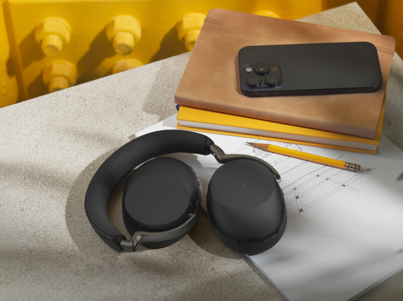 Jabra Evolve3 85 UC Office Folded Large RGB.jpg